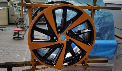 Lackierte Felge in Schwarz und Orange
