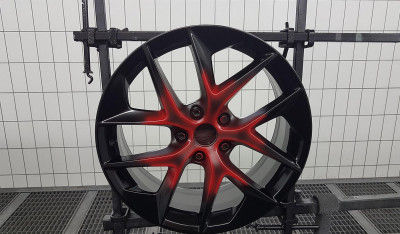Lackierte Felge in Schwarz und Rot