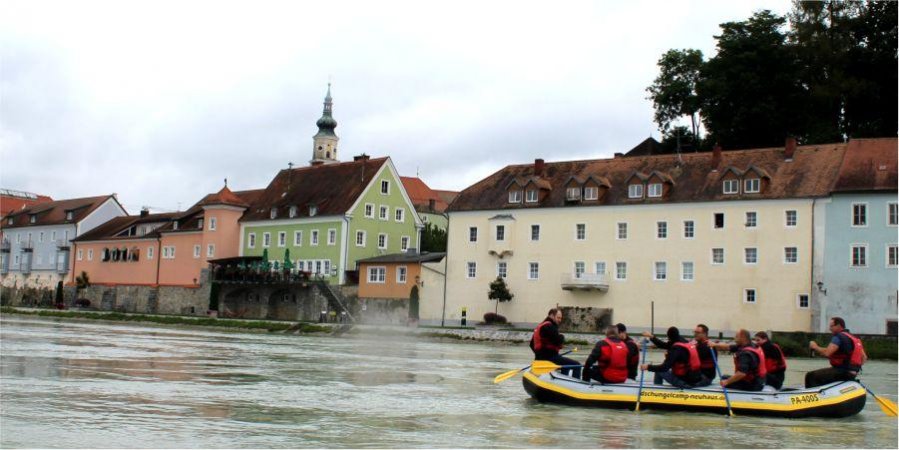 Wir paddeln an Neuhaus vorbei