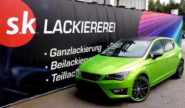 SEAT Leon in Limagrün im Freien