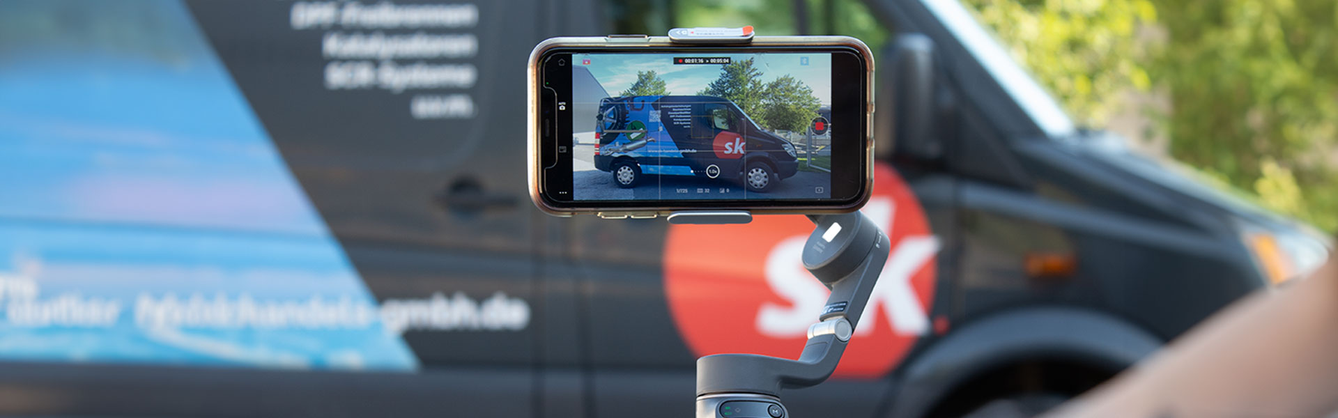 Frau Mit Smartphone filmt Social Media Content