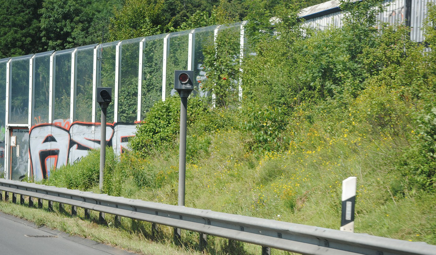 Ein fester Blitzer am Straßenrand welcher nicht auslöst