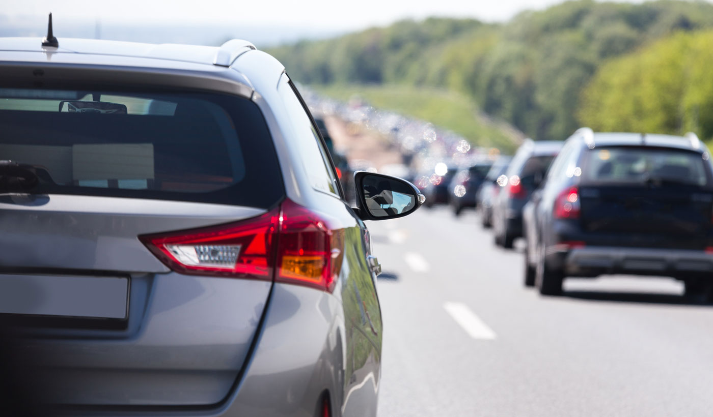 Fahrzeuge im Stau mit Rettungsgasse