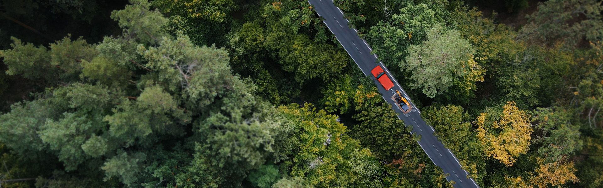 Ihr Projekt. Unser Know-how. Auto mit Minibagger auf Anhänger