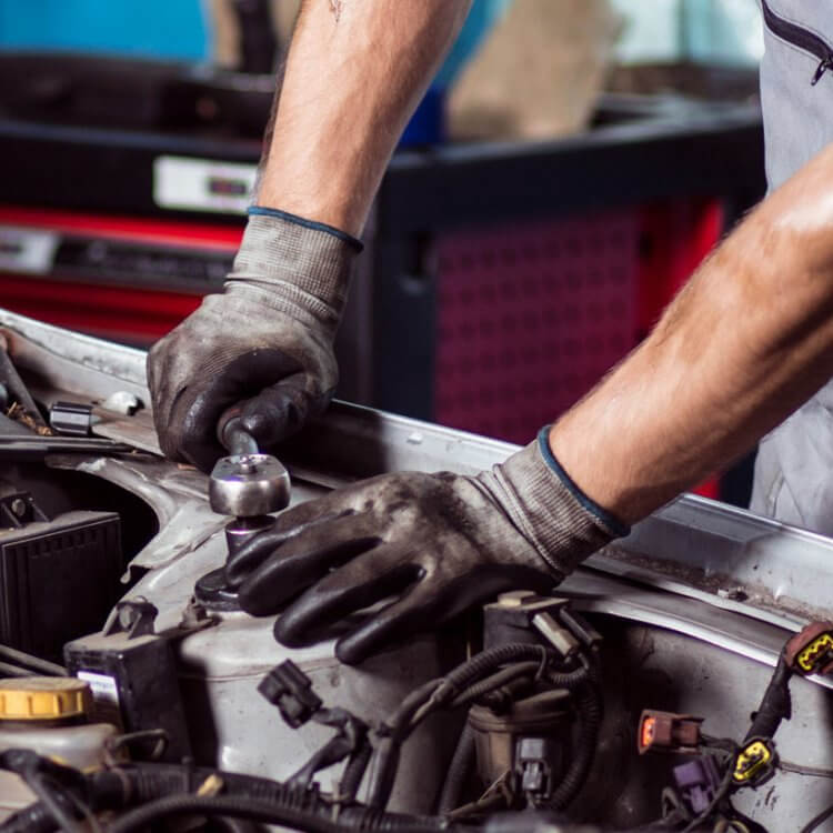 Servicearbeiten am Motor in unserer Meisterwerkstatt Mechaniker