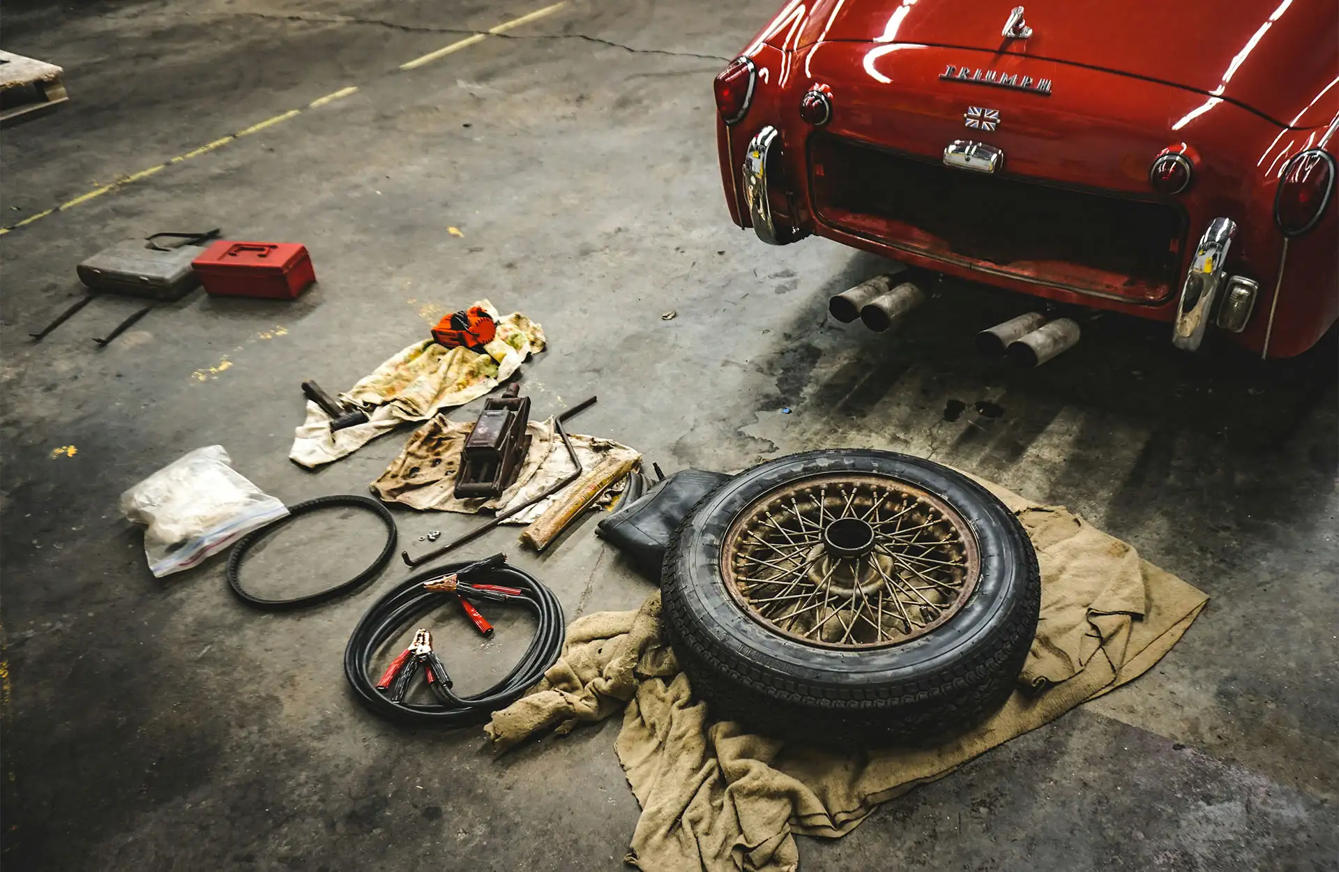 Garage mit KFZ Teile und Autoheck