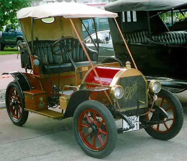 Dieses kleine und wendige Fahrzeug wurde von der Adam Opel KG gefertigt Opel Doktorwagen in Rot mit Gold und Stoffdach