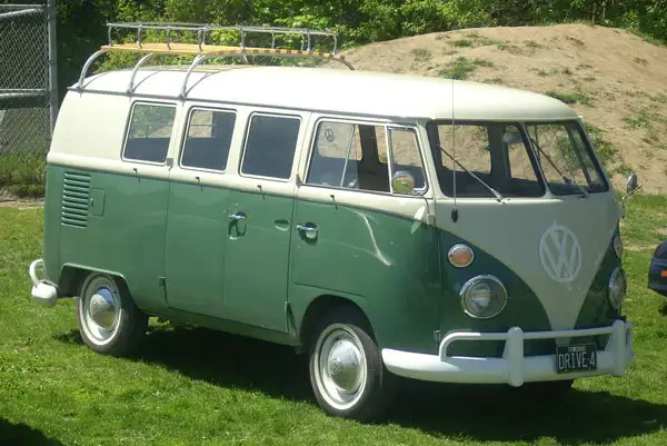 Den T1 gab es als Kastenwagen, Kombi, Kleinbus, Pritsche und als Sondermodell Samba Volkswagen Typ 2 T1 "Bulli" in Grün und Weiß
