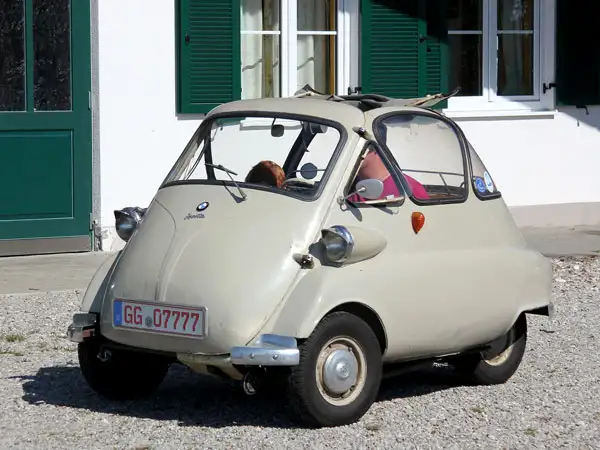 Die BMW Isetta durfte mit dem alten Führerschein IV (bis 250cm³) gefahren werden Eine BMW Isetta in Beige vor einem Haus