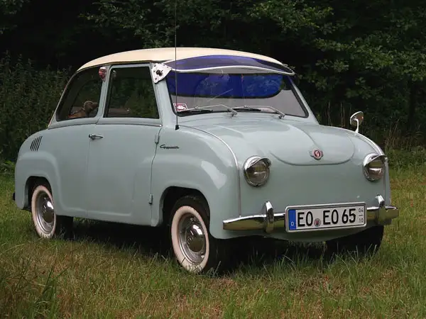 ab 1957 standen auch zu den 250 cm³ Motoren 300 und 400 cm³ Motoren zur Verfügung Ein Blaues Goggomobil mit einer blauen Sonnenblende