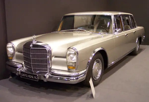 Der führende Entwickler bei Daimler-Benz, Franz Nallinger, entwickelte den Wagen auf dem Stand des technisch Machbaren zu dieser Zeit