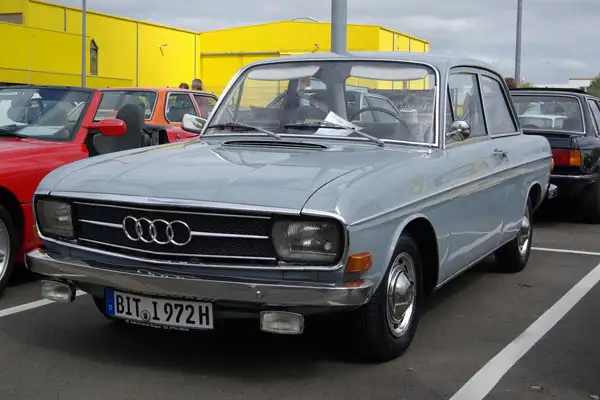 Der Audi F103-80 hatte eine Motorleistung von 59 kW (80 PS) Ein gut erhaltener Audi F103 in der Farbe Neptunblau