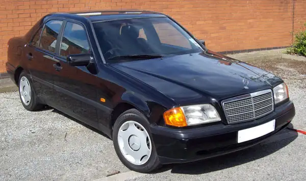Bei der Baureihe 202 hatte man einen Ottomotor mit 1,8 bis 5,4 Liter und einen Dieselmotor von 2,0 bis 2,5 Liter Hubraum zur Auswahl