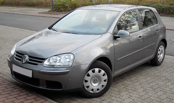 Die stärkste Variante des Golf V - der R32 - war als letzter mit einem VR6 Motor ausgerüstet VW Golf V in Grau