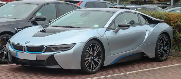 Der i8 wurde von 2013 bis 2020 produziert und insgesamt 20.000 Stück an Kunden ausgeliefert. Ein BMW i8 von 2016 in der Farbe Ionic Silver