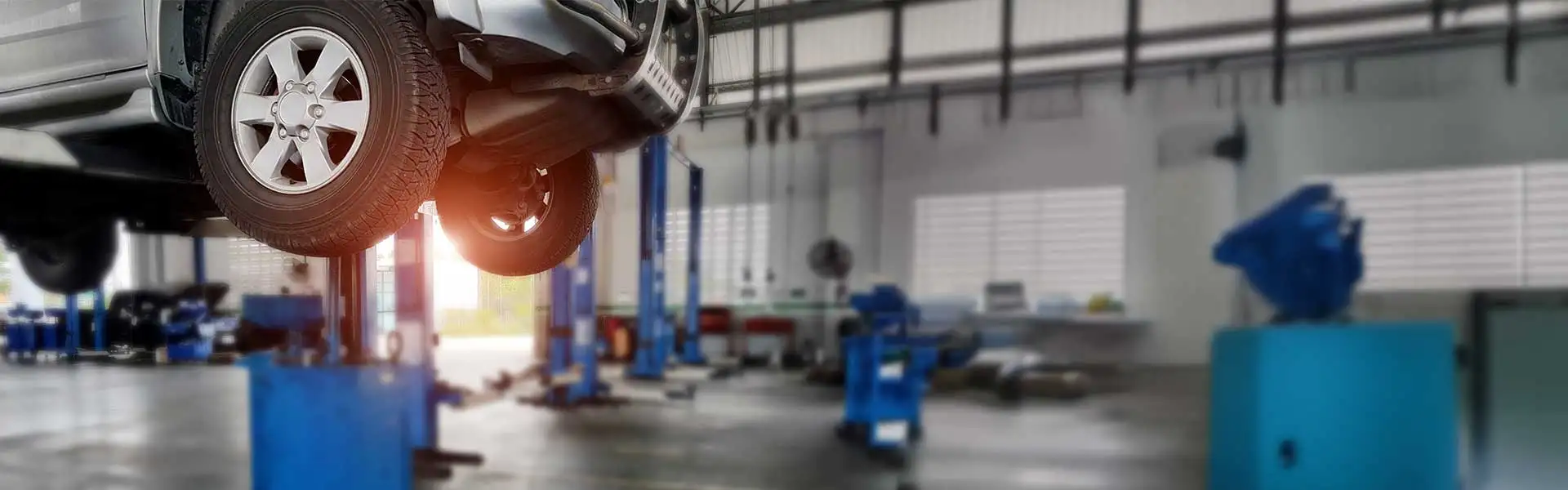 Fahrzeug auf Hebebühne