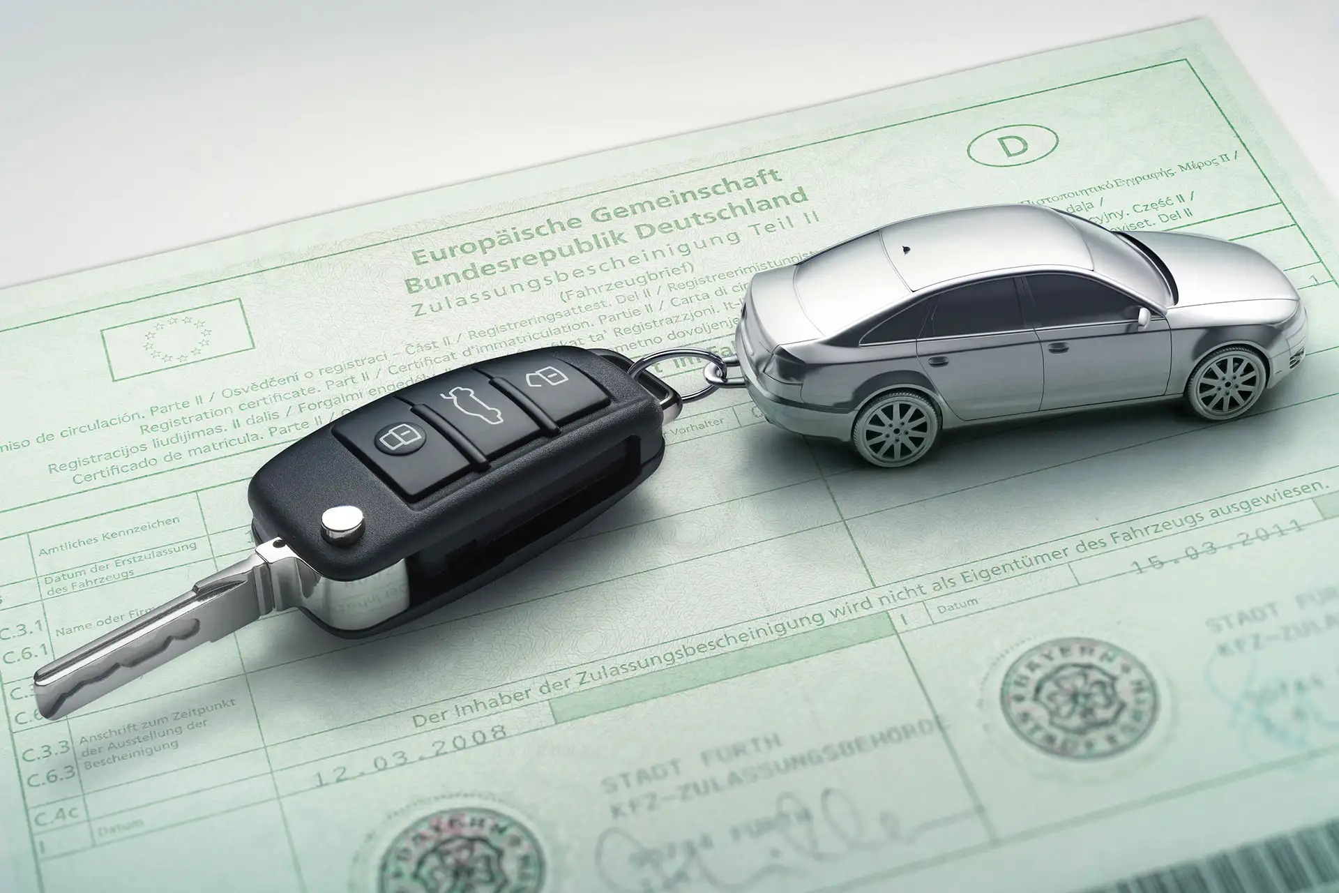 Schlüssel auf Zulassungsbescheinigung