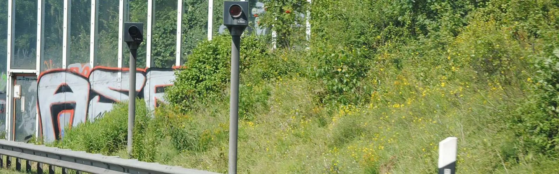 Erhält man einen Punkt während der Probezeit, droht ein kostenpflichtiges Aufbauseminar und eine Verlängerung der Probezeit um 2 Jahre Ein fester Blitzer am Straßenrand welcher nicht auslöst
