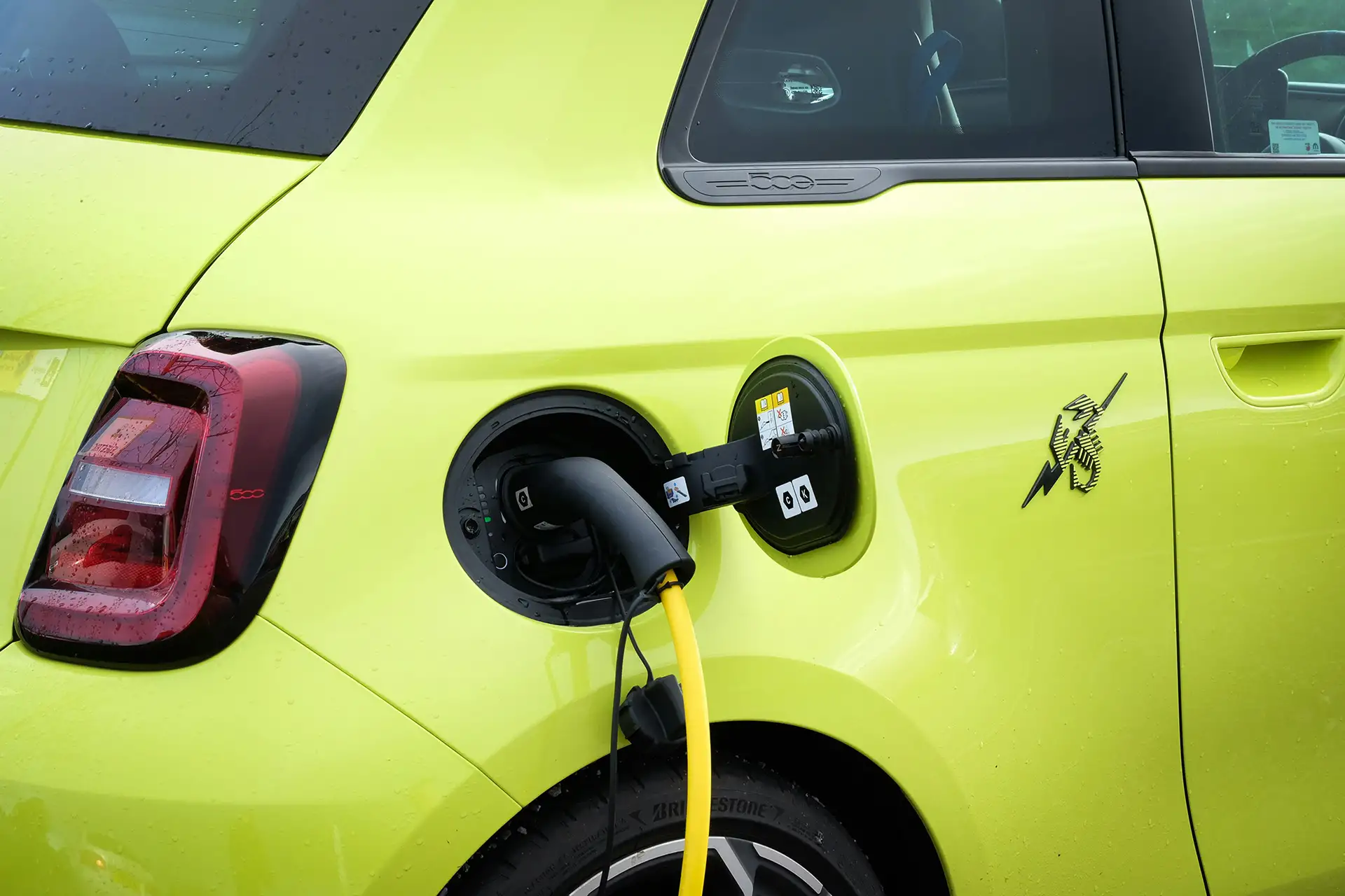 Ein angestecktes E-Auto