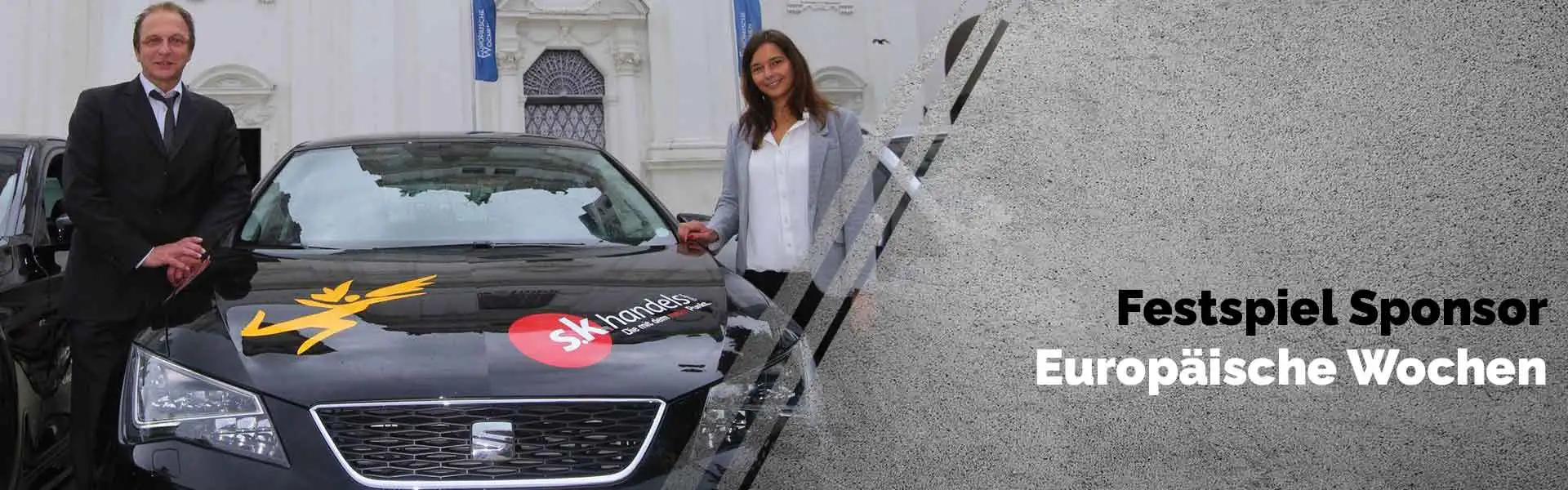 Übergabe eines SEAT Leon an den Intendanten der Festspiele Europäische Wochen Fahrzeugübergabe am Dom Passau
