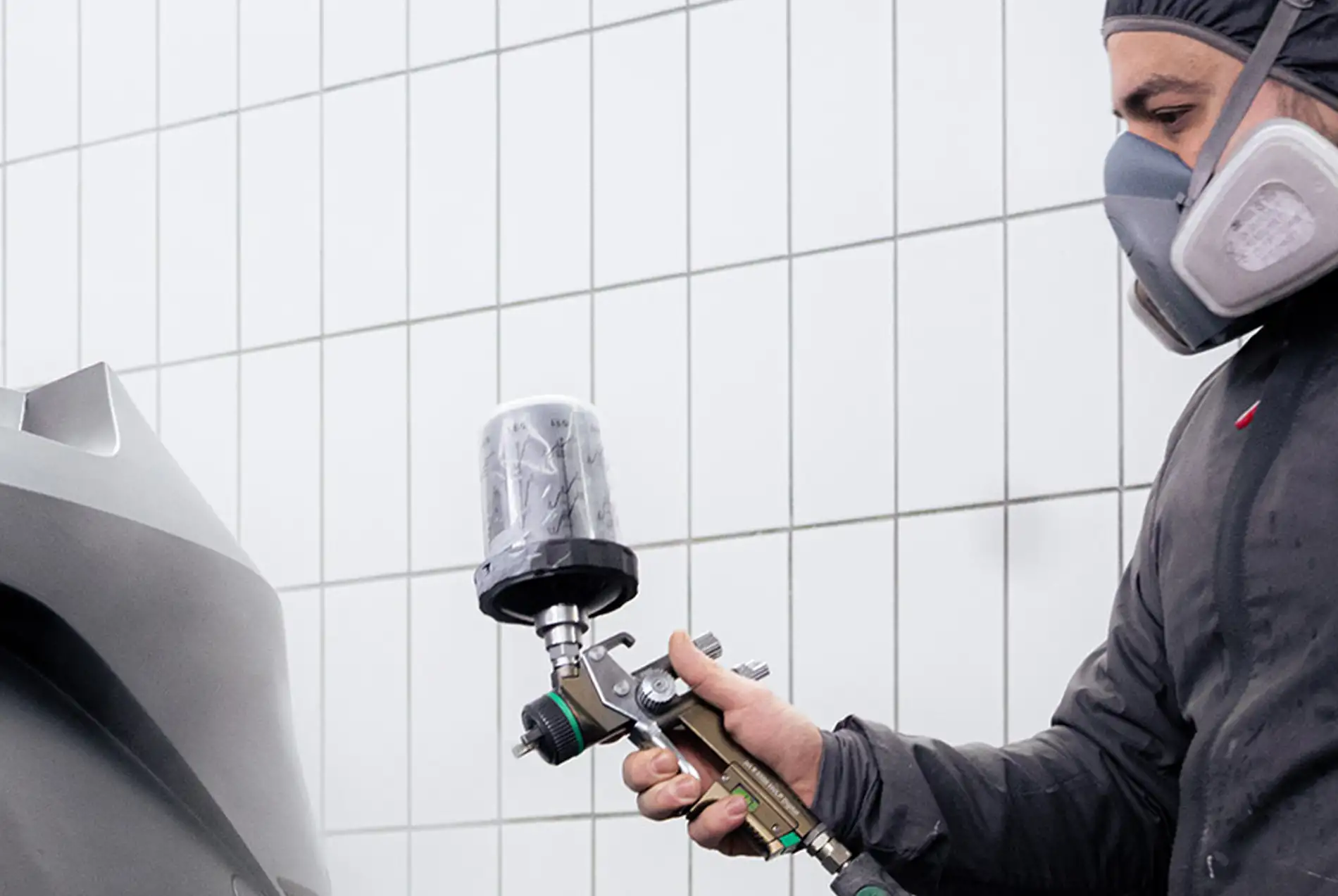 Lackierer in Lackierkabine