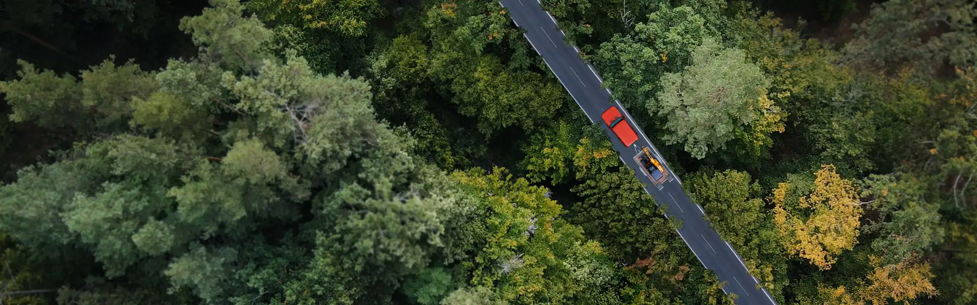 Auto mit Minibagger auf Anhänger