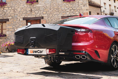 Transportbox auf der Anhängerkupplung montiert Transportbox auf der Anhängerkupplung